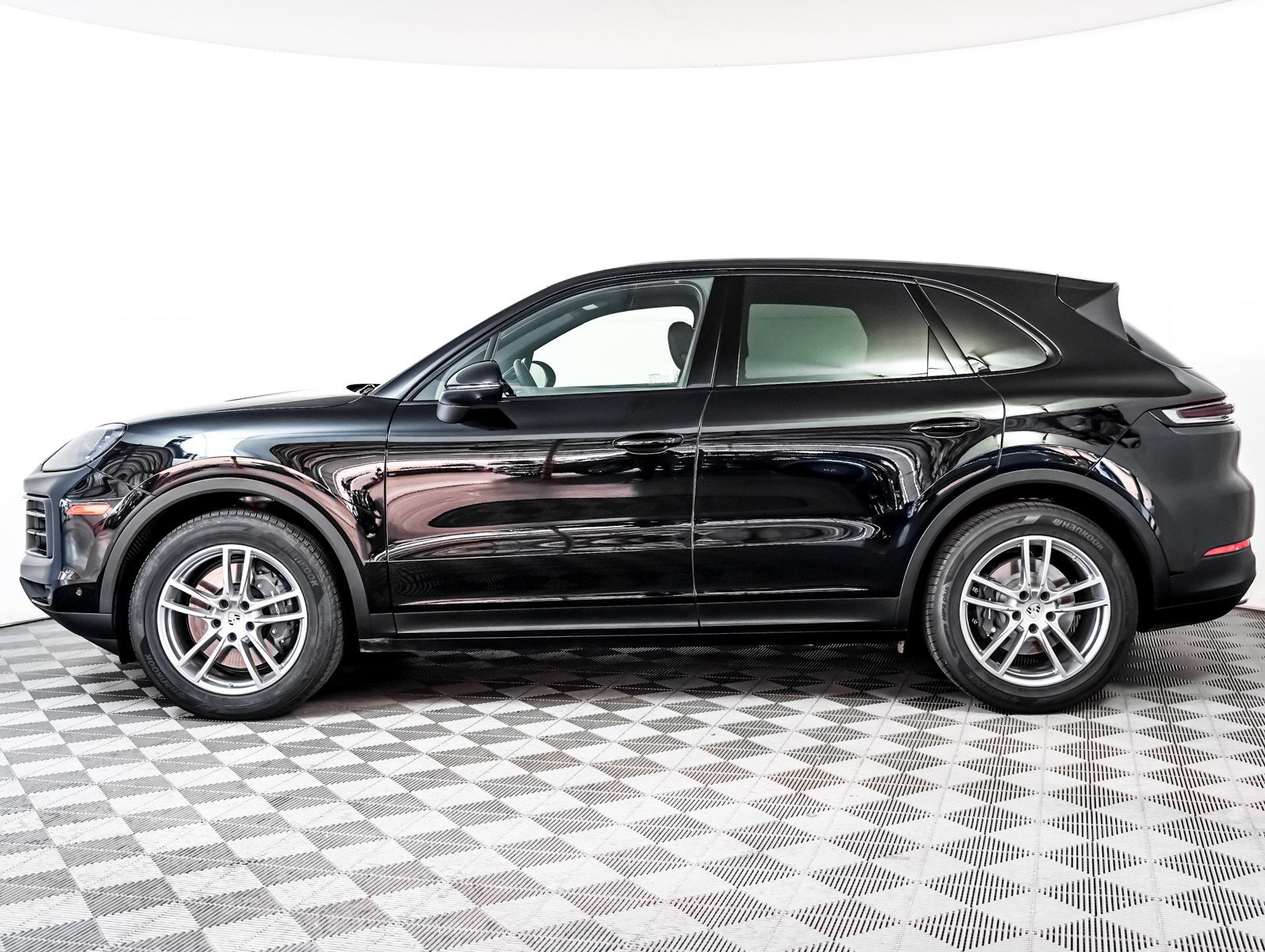 Used 2025 Porsche Cayenne image 2