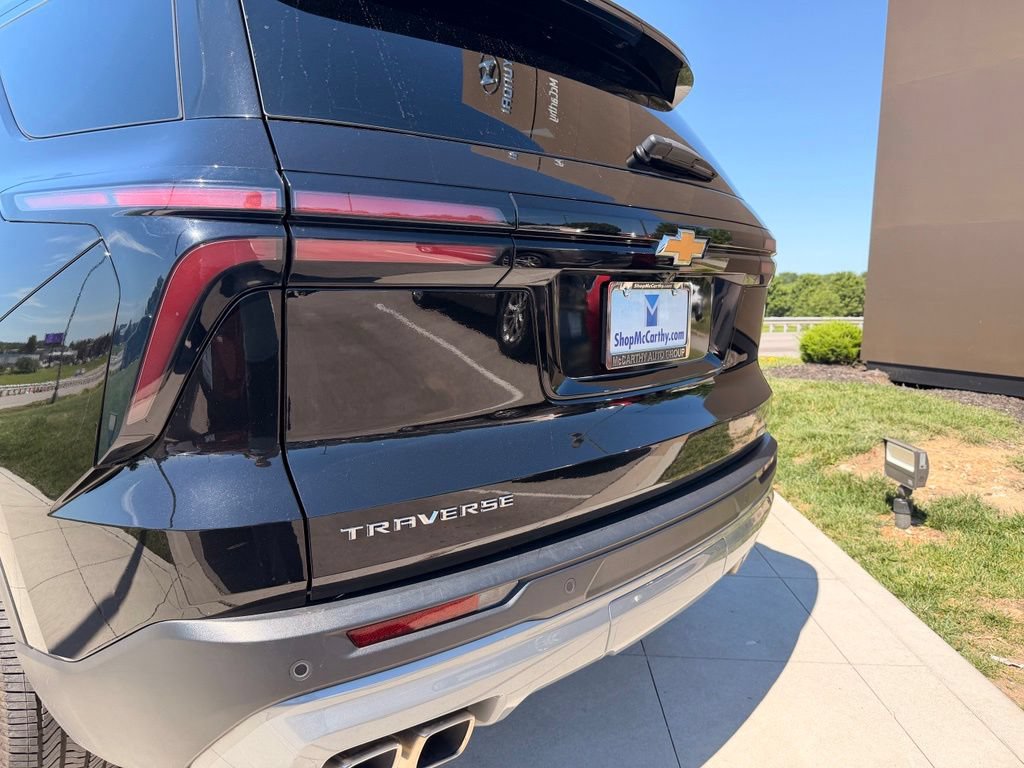 Used 2025 Chevrolet Traverse LT FWD image 32