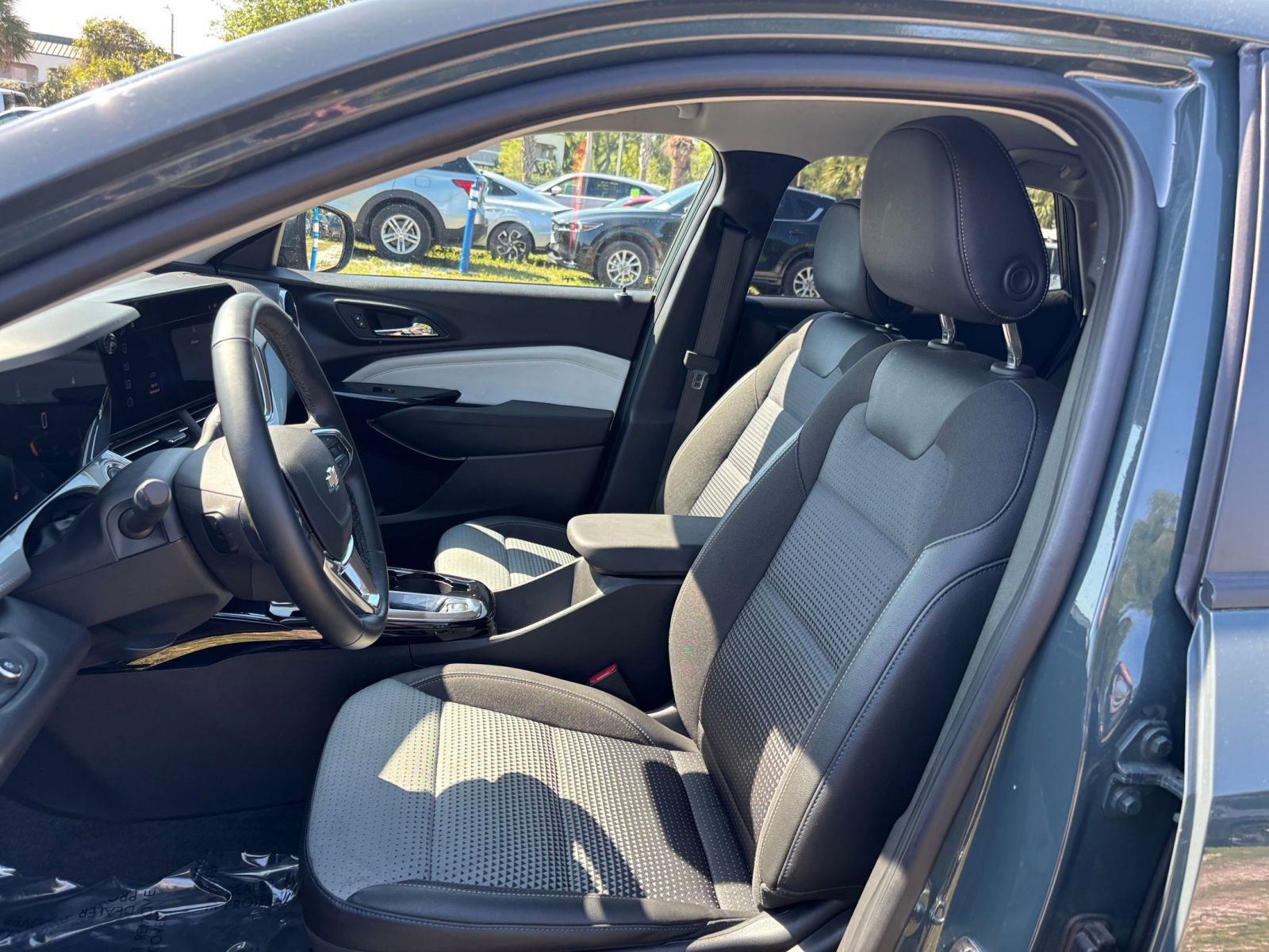Used 2025 Chevrolet Trax LT w/ LT Convenience Package image 38