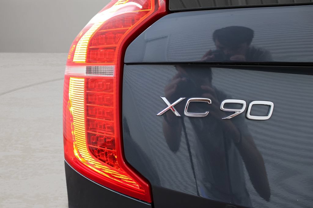Certified 2022 Volvo XC90 T6 Momentum w/ Advanced Package AWD/4WD image 47