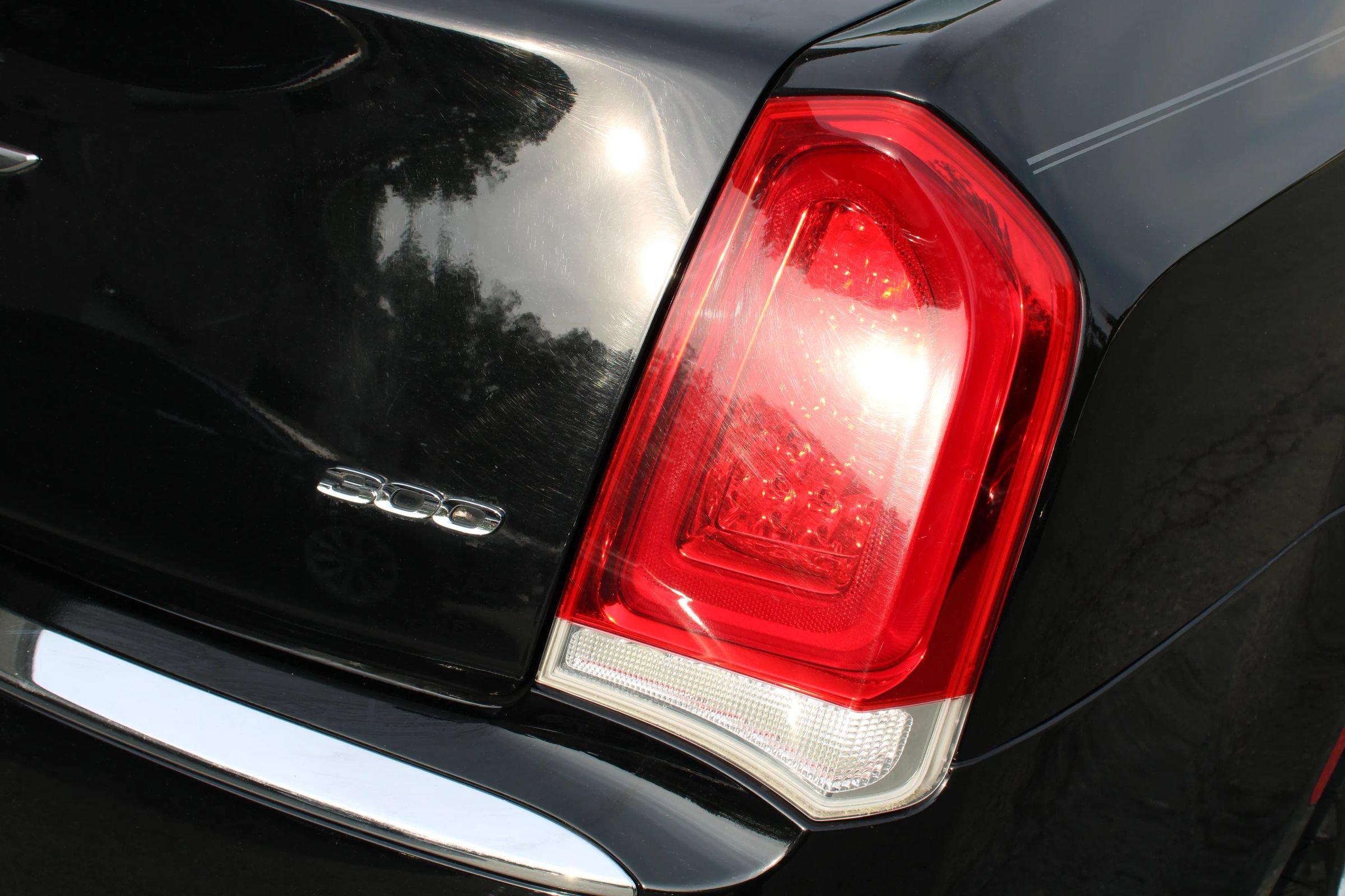 Used 2018 Chrysler 300 Limited RWD image 24