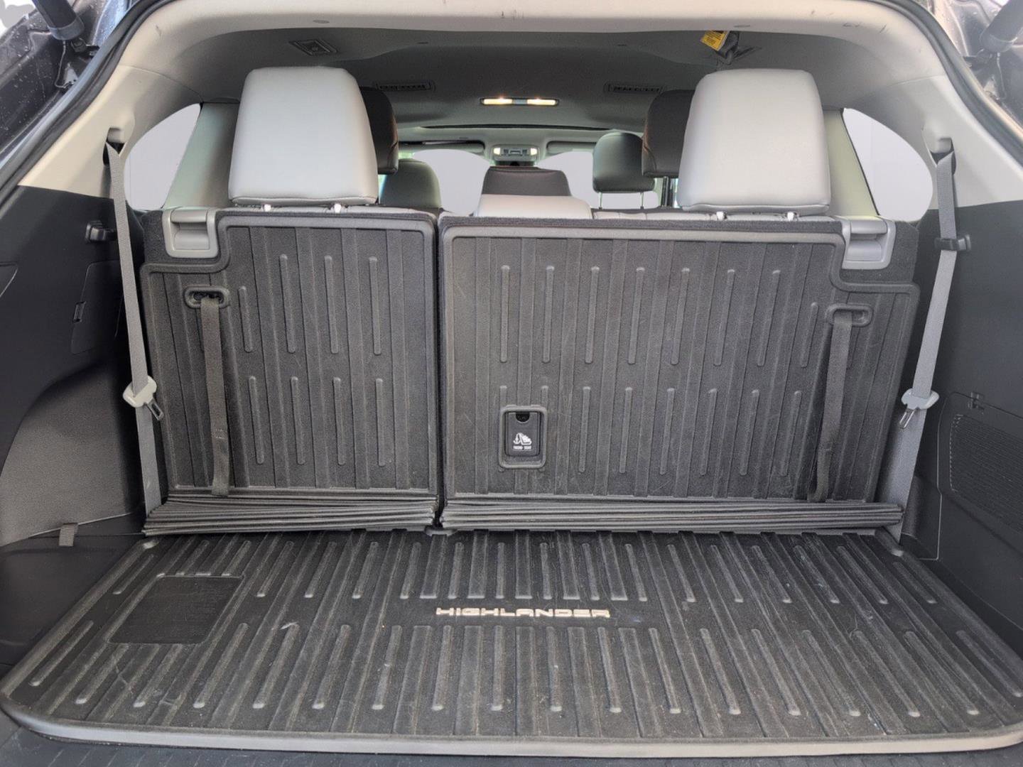 Used 2022 Toyota Highlander XLE image 9