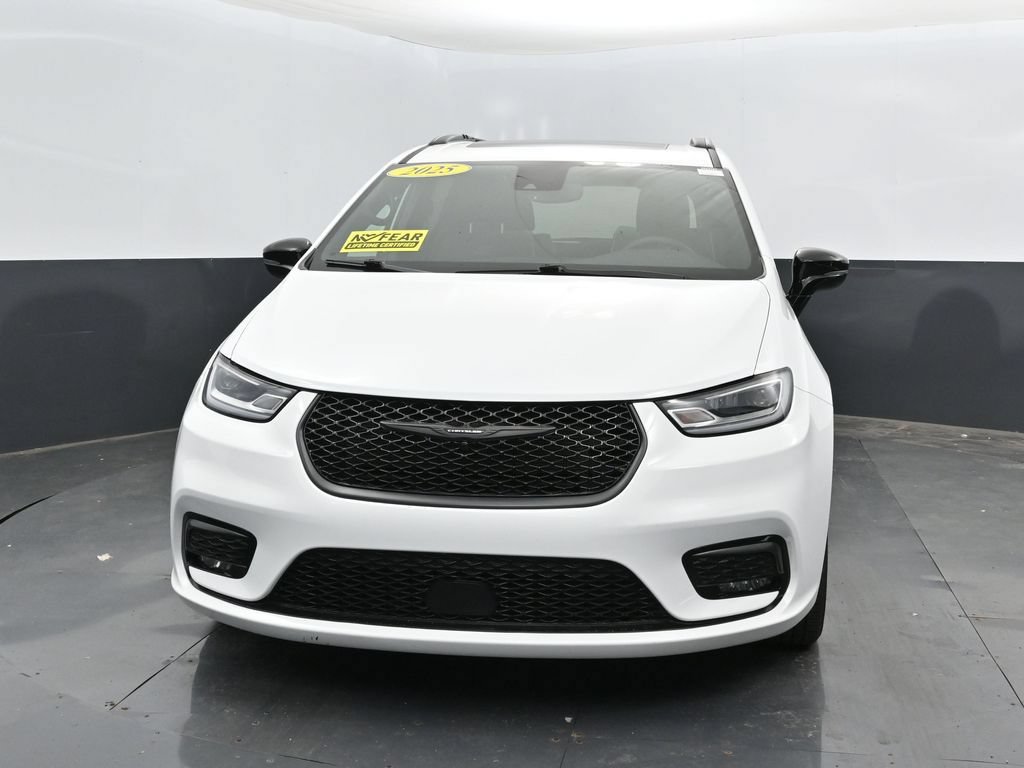 Used 2025 Chrysler Pacifica Limited FWD image 8