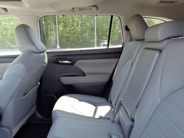 Used 2023 Toyota Highlander XLE AWD/4WD image 7