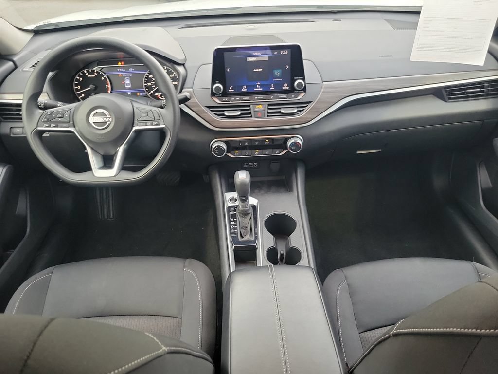 Used 2025 Nissan Altima 2.5 SV FWD image 11