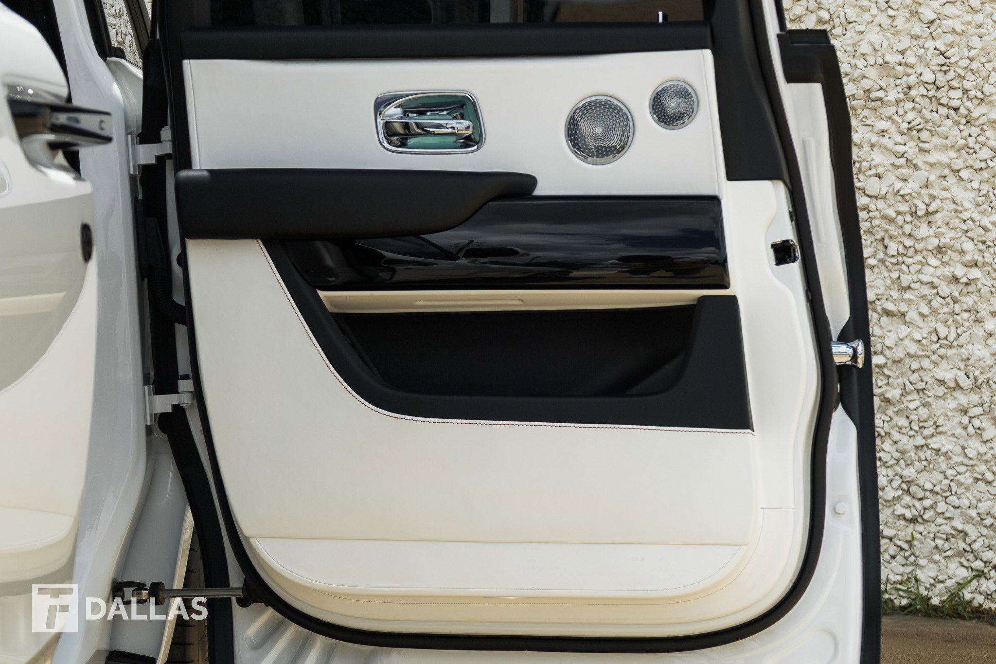 Used 2022 Rolls-Royce Cullinan w/ Technology Package AWD/4WD image 31