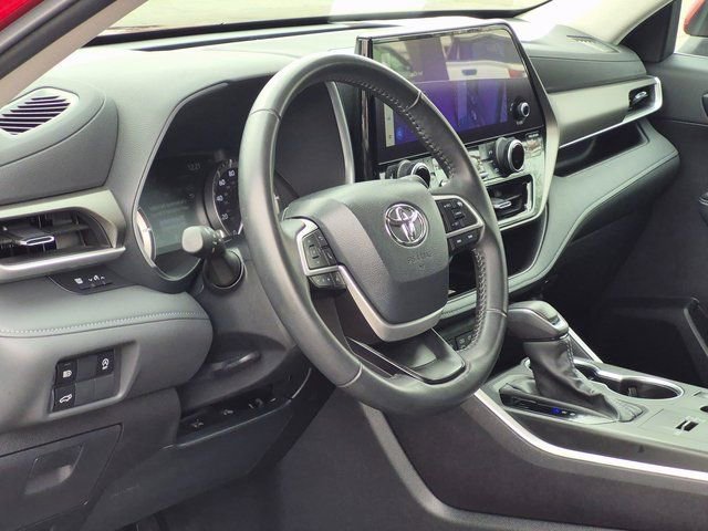 Used 2024 Toyota Highlander XLE image 10