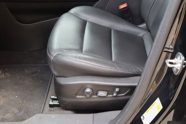 Used 2025 Cadillac XT4 Premium Luxury FWD image 13
