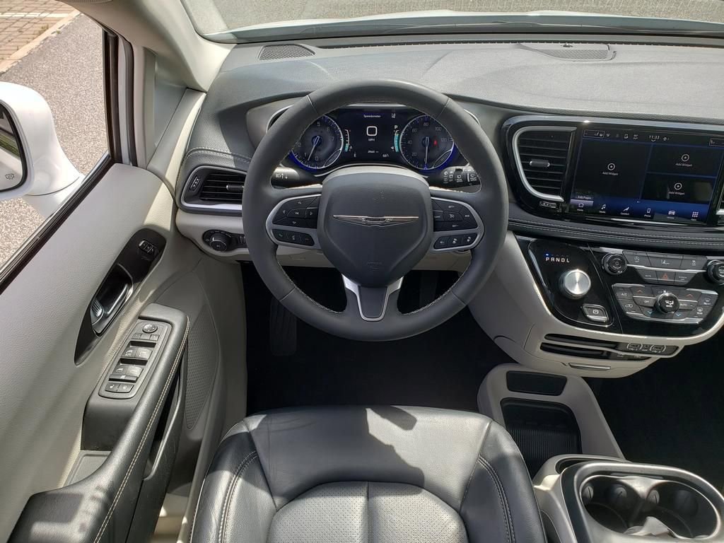 Used 2022 Chrysler Pacifica Touring-L FWD image 16