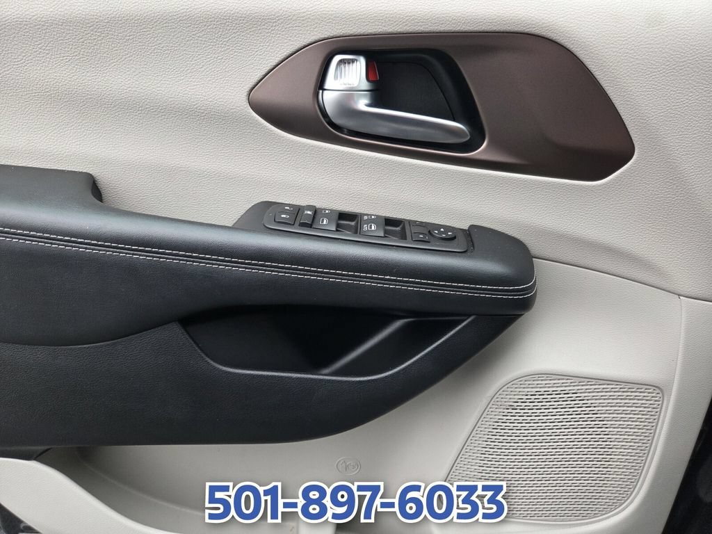 Used 2022 Chrysler Voyager LX FWD image 25
