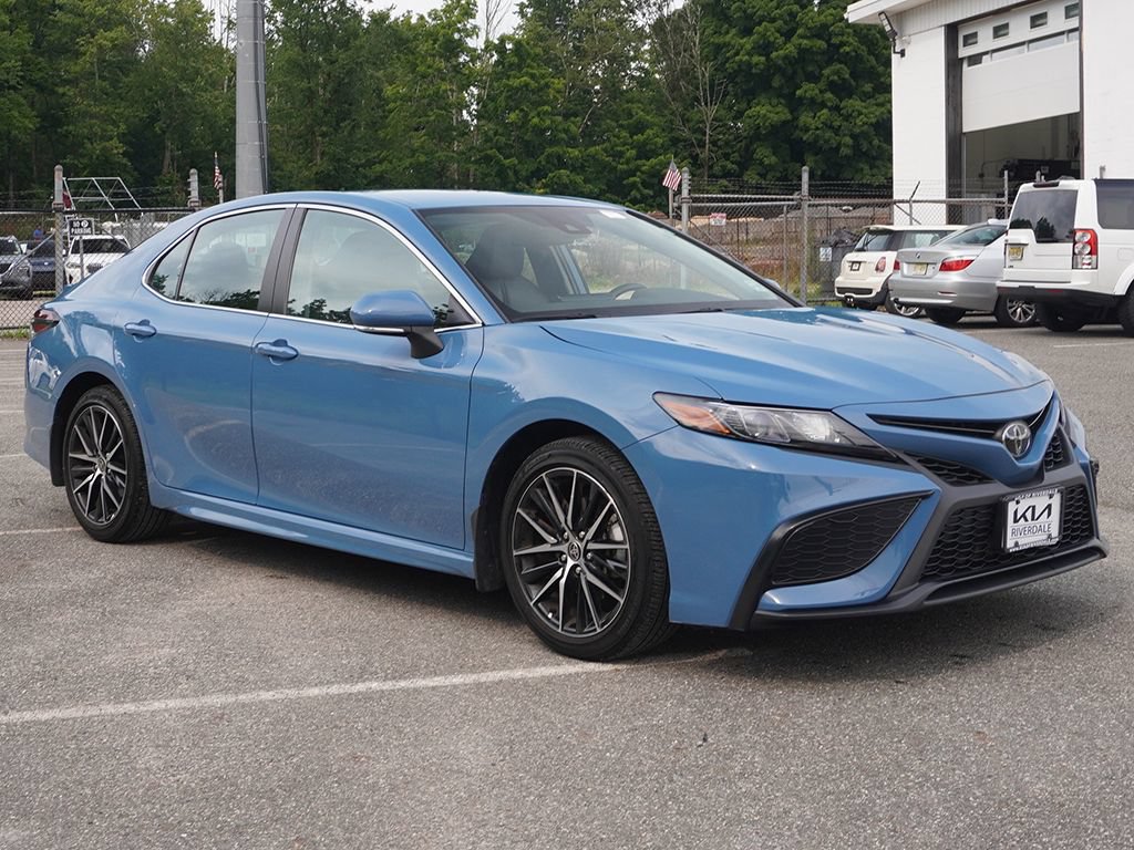 Used 2024 Toyota Camry SE FWD image 2
