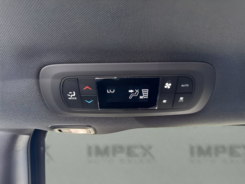 Used 2024 Chrysler Pacifica Premium FWD image 12