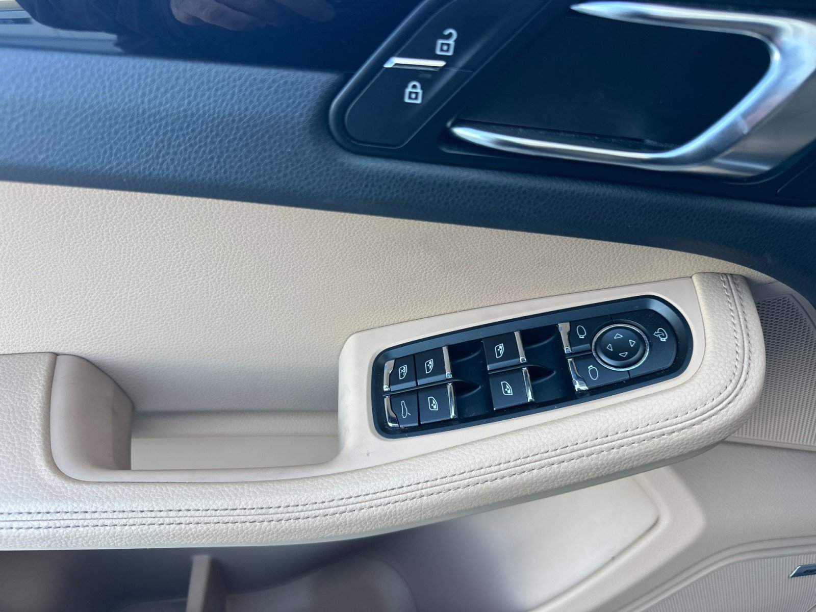 Certified 2023 Porsche Macan S image 12