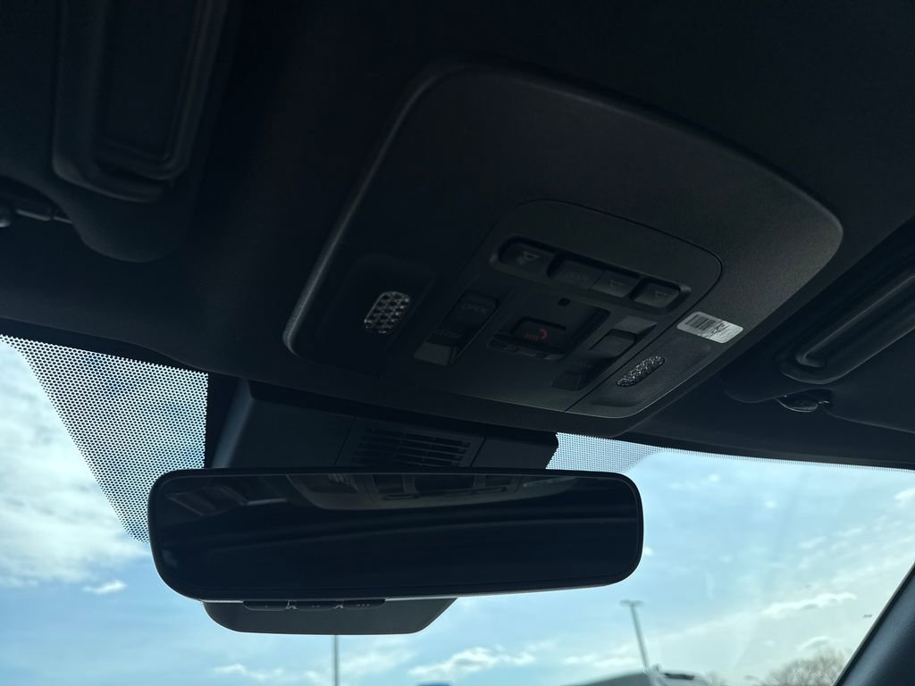 Used 2025 Toyota Camry SE w/ Convenience Package image 28