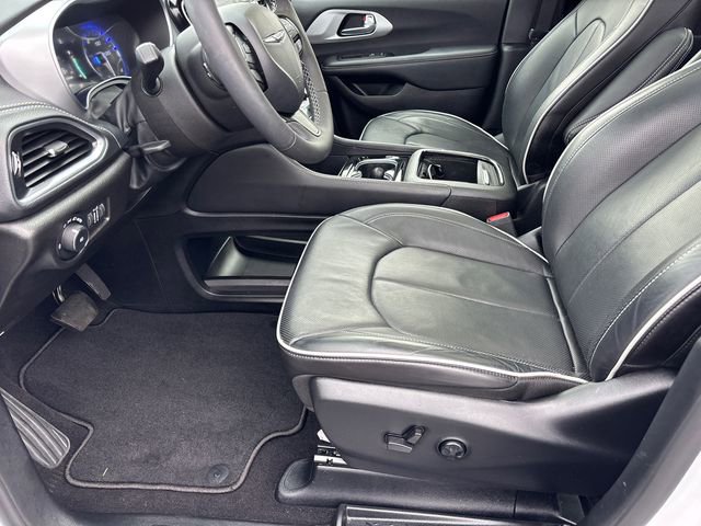 Used 2025 Chrysler Pacifica Limited FWD image 7