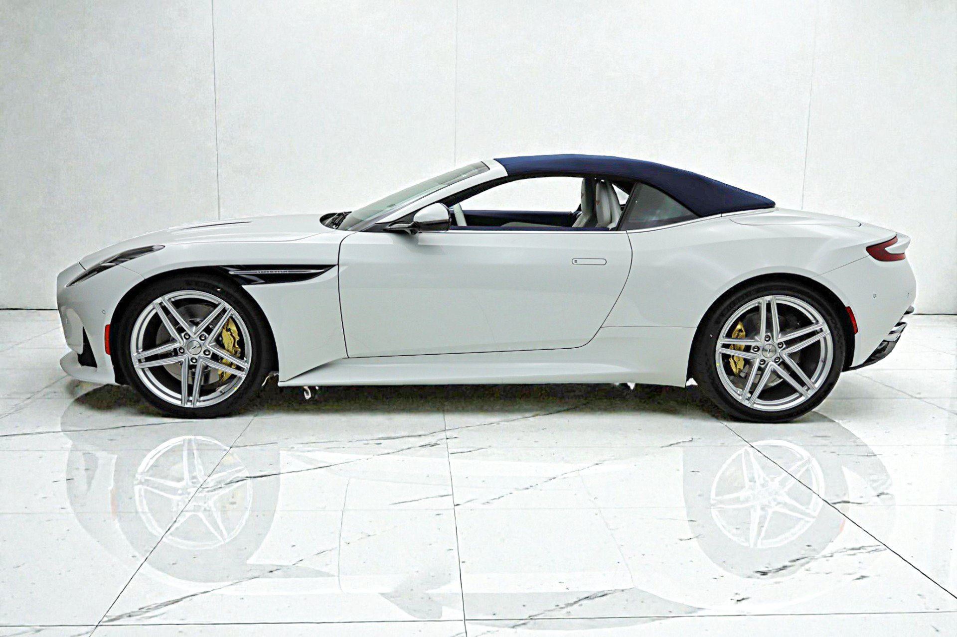Used 2026 Aston Martin DB12 Convertible RWD image 27
