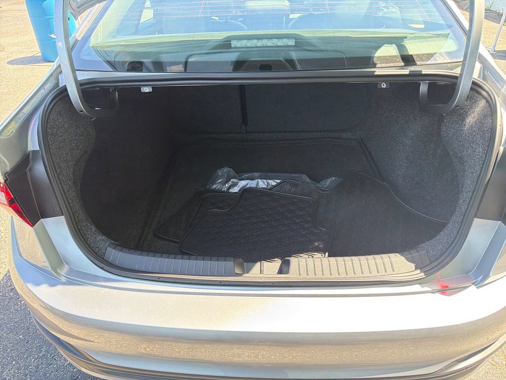 Used 2025 Volkswagen Jetta SE w/ Sunroof Package FWD image 28