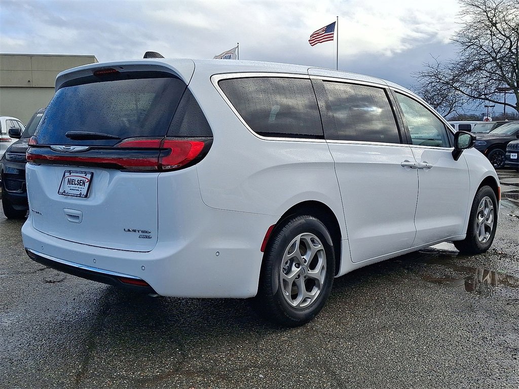 Certified 2024 Chrysler Pacifica Limited image 25