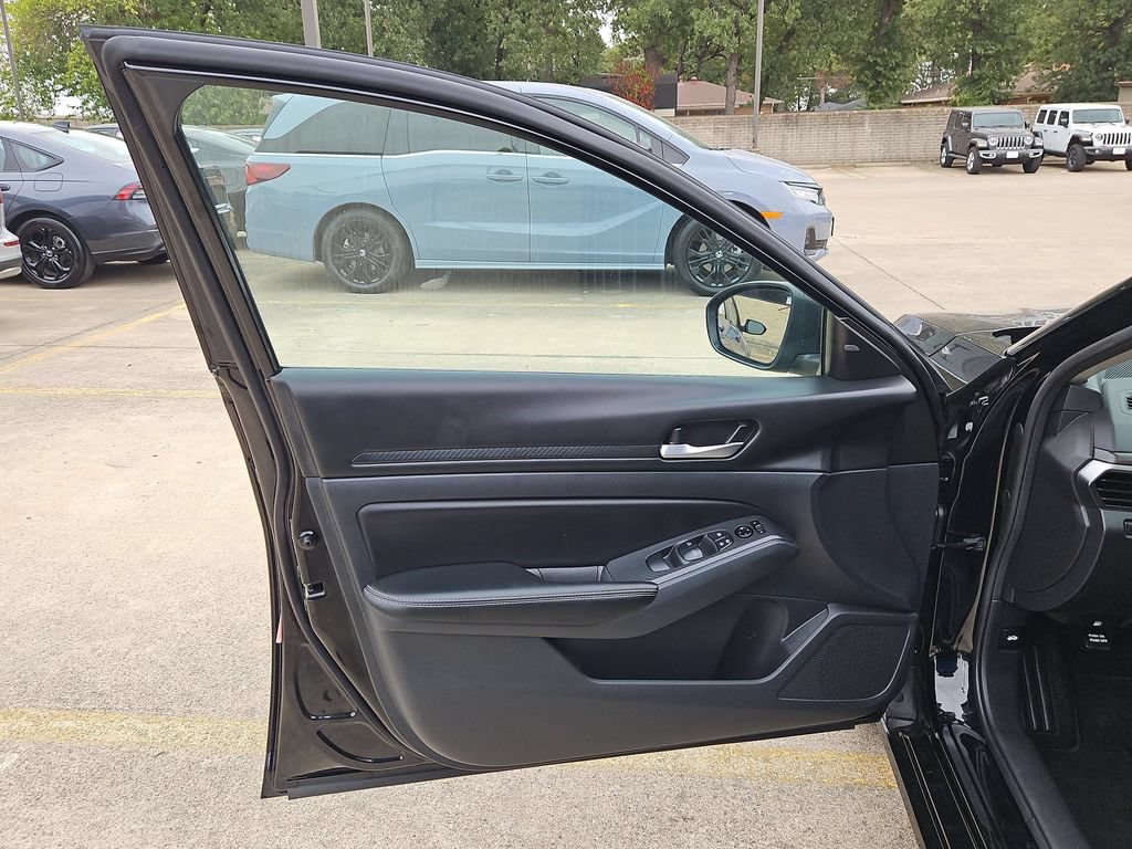 Used 2025 Nissan Altima 2.5 SV FWD image 11