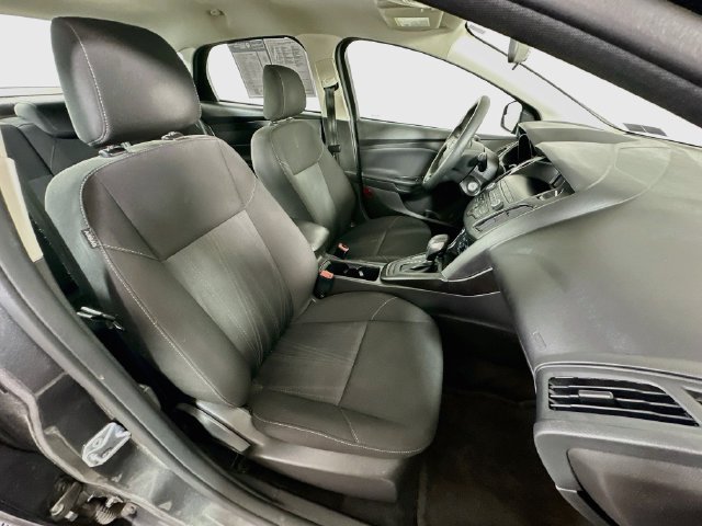 Used 2018 Ford Focus SE w/ SE Appearance Package FWD image 30
