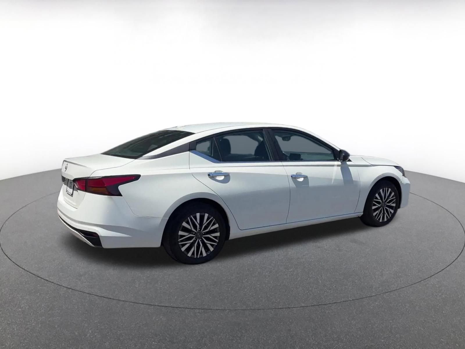 Used 2025 Nissan Altima 2.5 SV FWD image 15