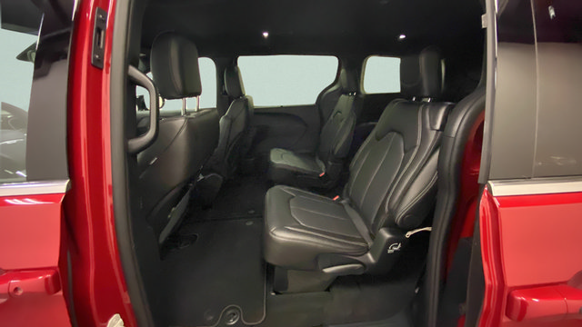 Used 2027 Chrysler Pacifica Select FWD image 25