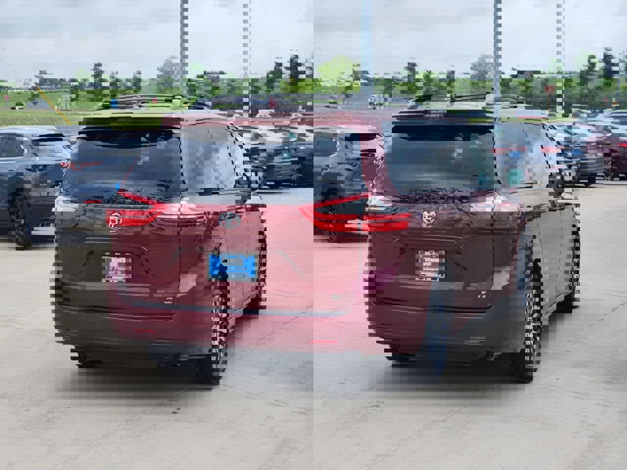 Used 2018 Toyota Sienna XLE image 5