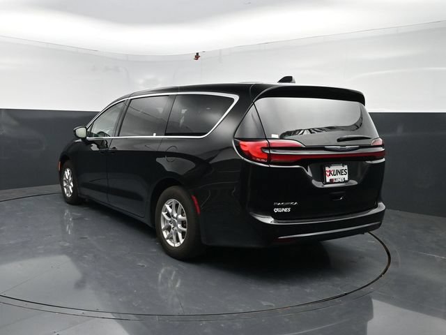 Used 2024 Chrysler Pacifica Touring-L FWD image 6