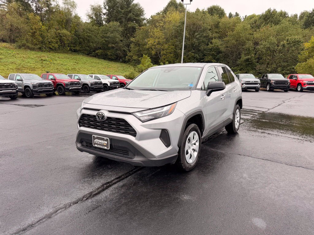 Used 2025 Toyota RAV4 LE AWD/4WD image 4