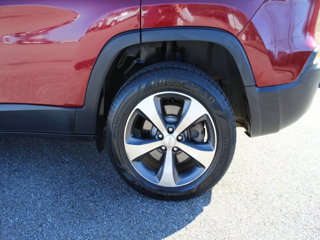 Used 2020 Jeep Cherokee Limited image 18