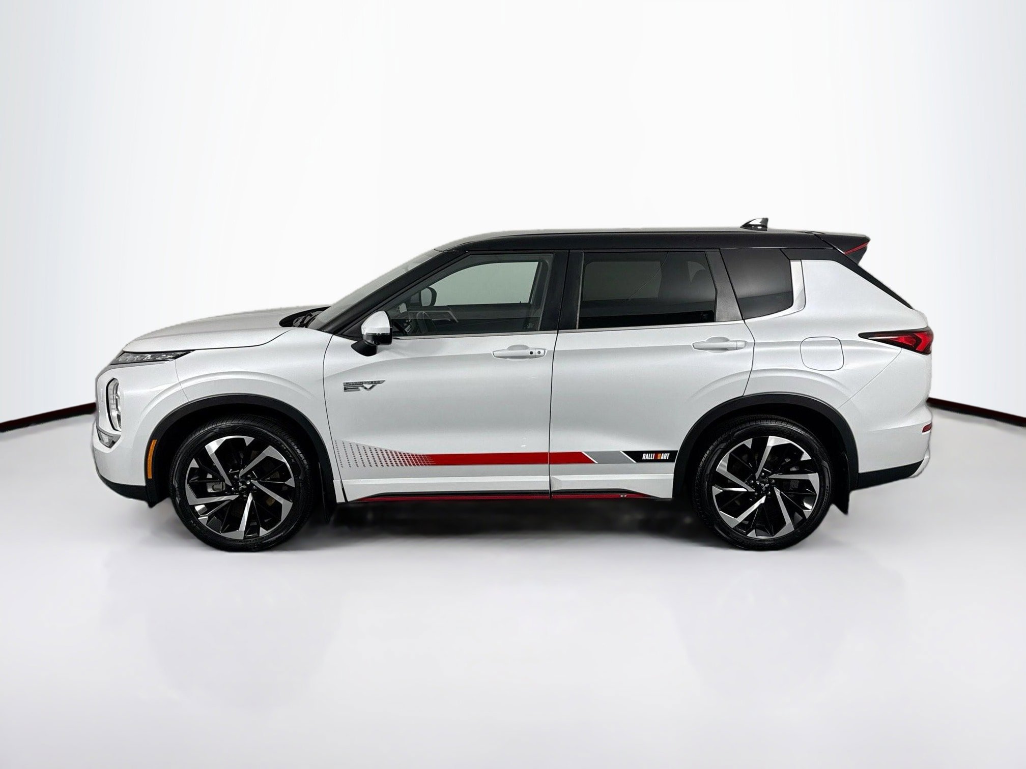Used 2023 Mitsubishi Outlander 4WD Plug-In Hybrid image 7