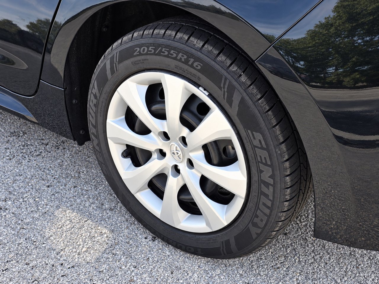 Used 2025 Toyota Corolla LE FWD image 9