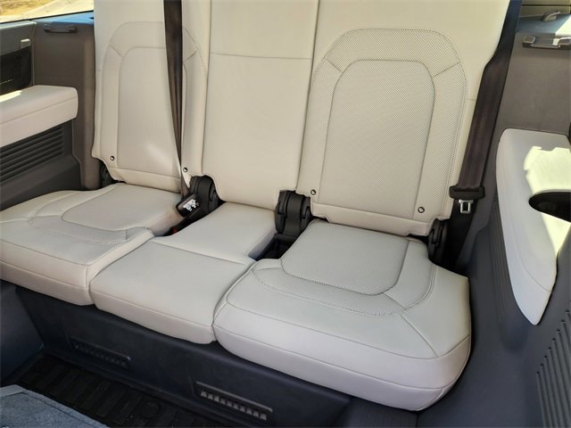 Used 2025 Land Rover Defender 130 X-Dynamic SE image 30