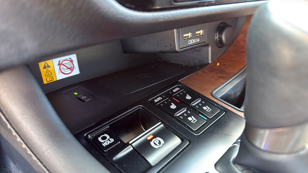 Used 2022 Lexus RX 350L Premium w/ Premium Package AWD/4WD image 32