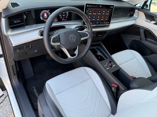 New 2025 Volkswagen Tiguan SE image 13