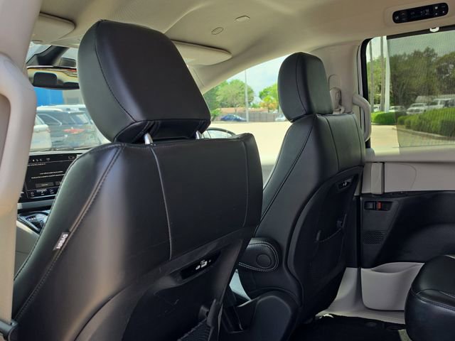 Used 2023 Chrysler Pacifica Touring-L FWD image 11