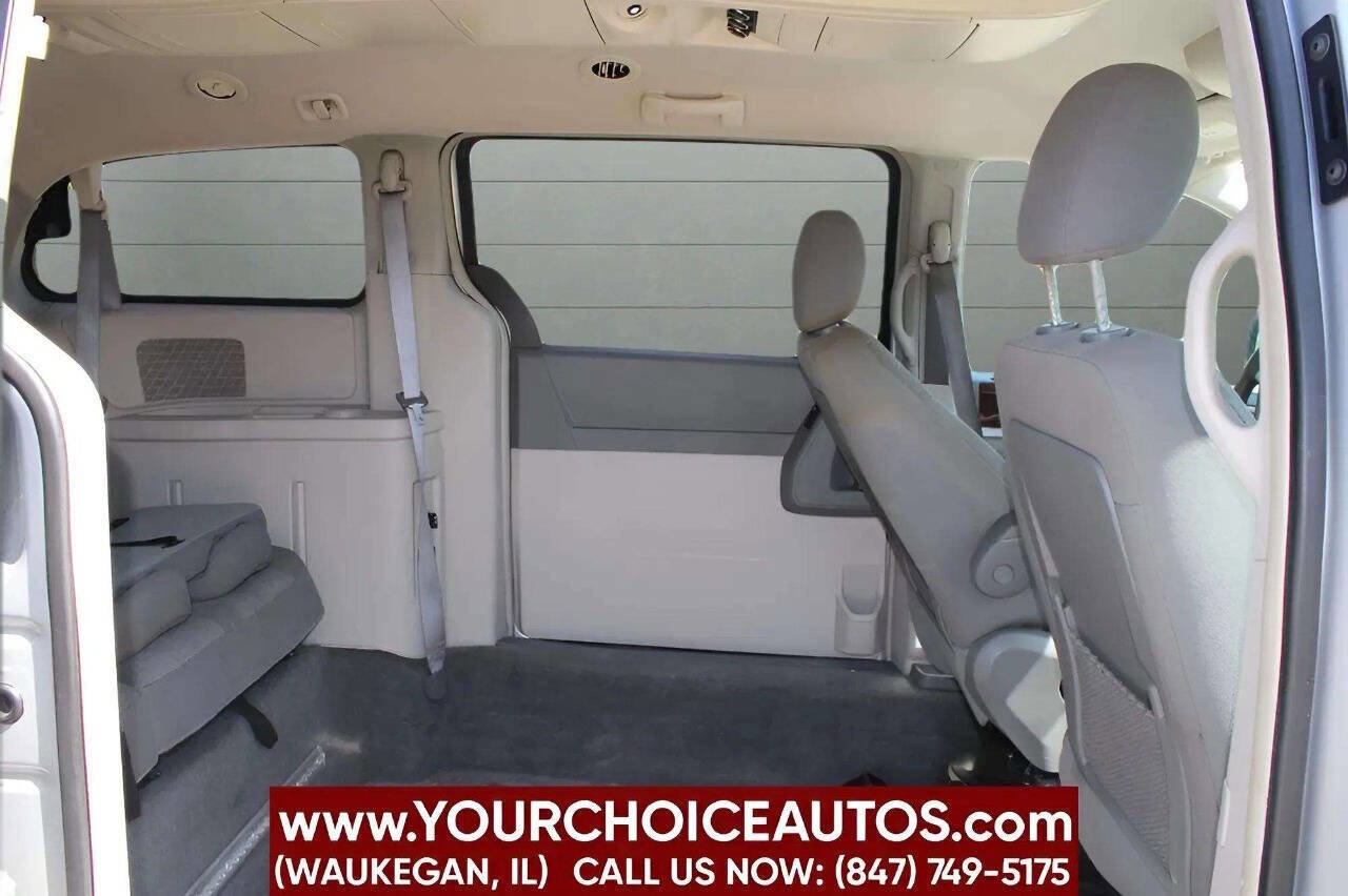 Used 2010 Chrysler Town & Country Touring image 12