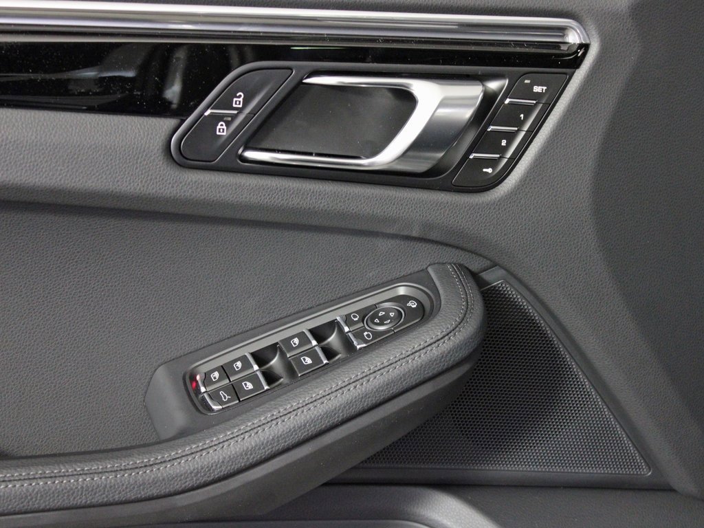 Used 2025 Porsche Macan image 15