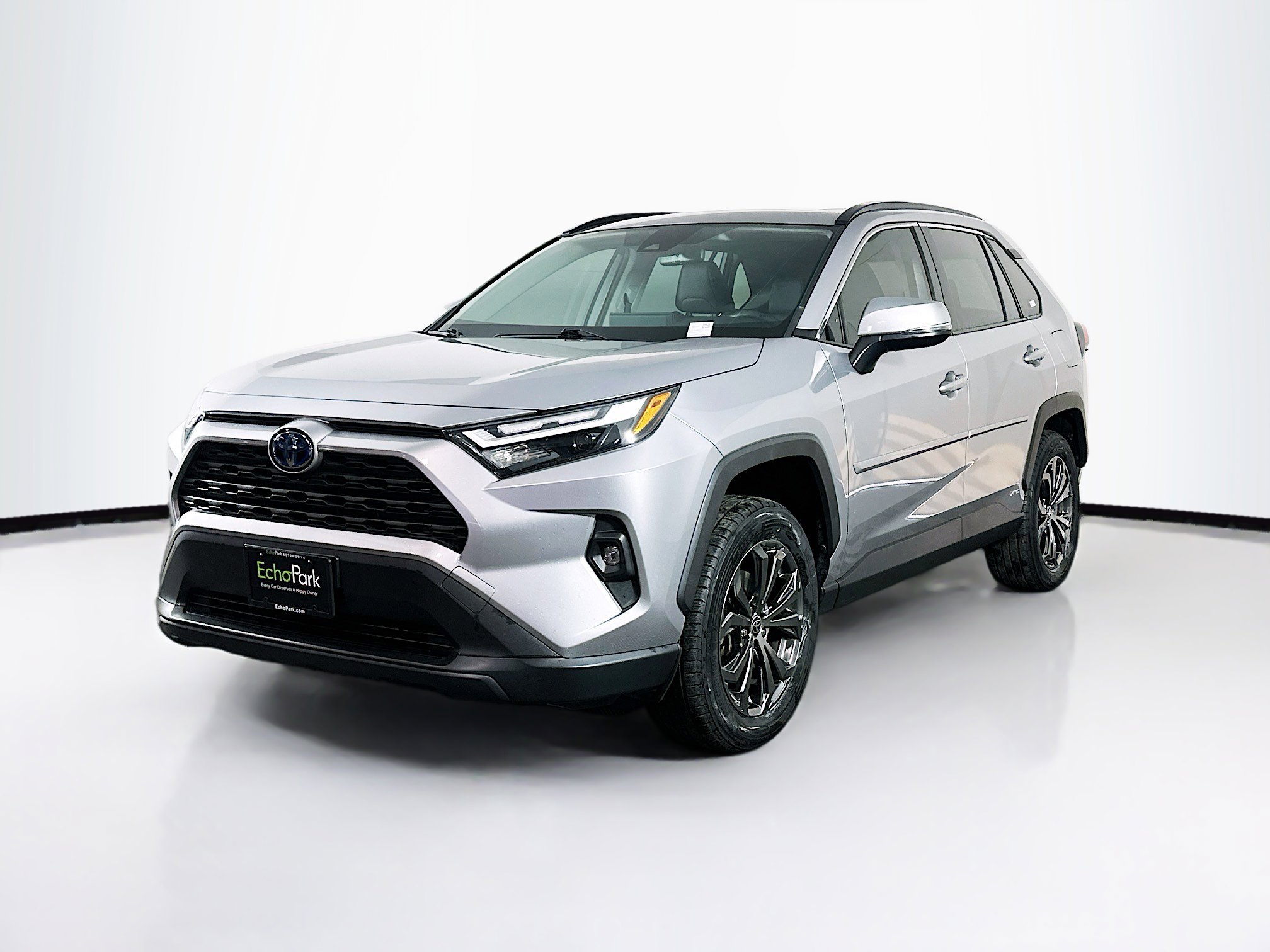 Used 2022 Toyota RAV4 XLE Premium image 3