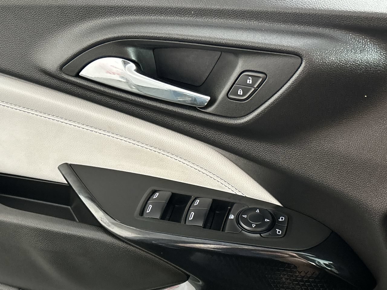 Used 2025 Chevrolet Trax LT FWD image 19