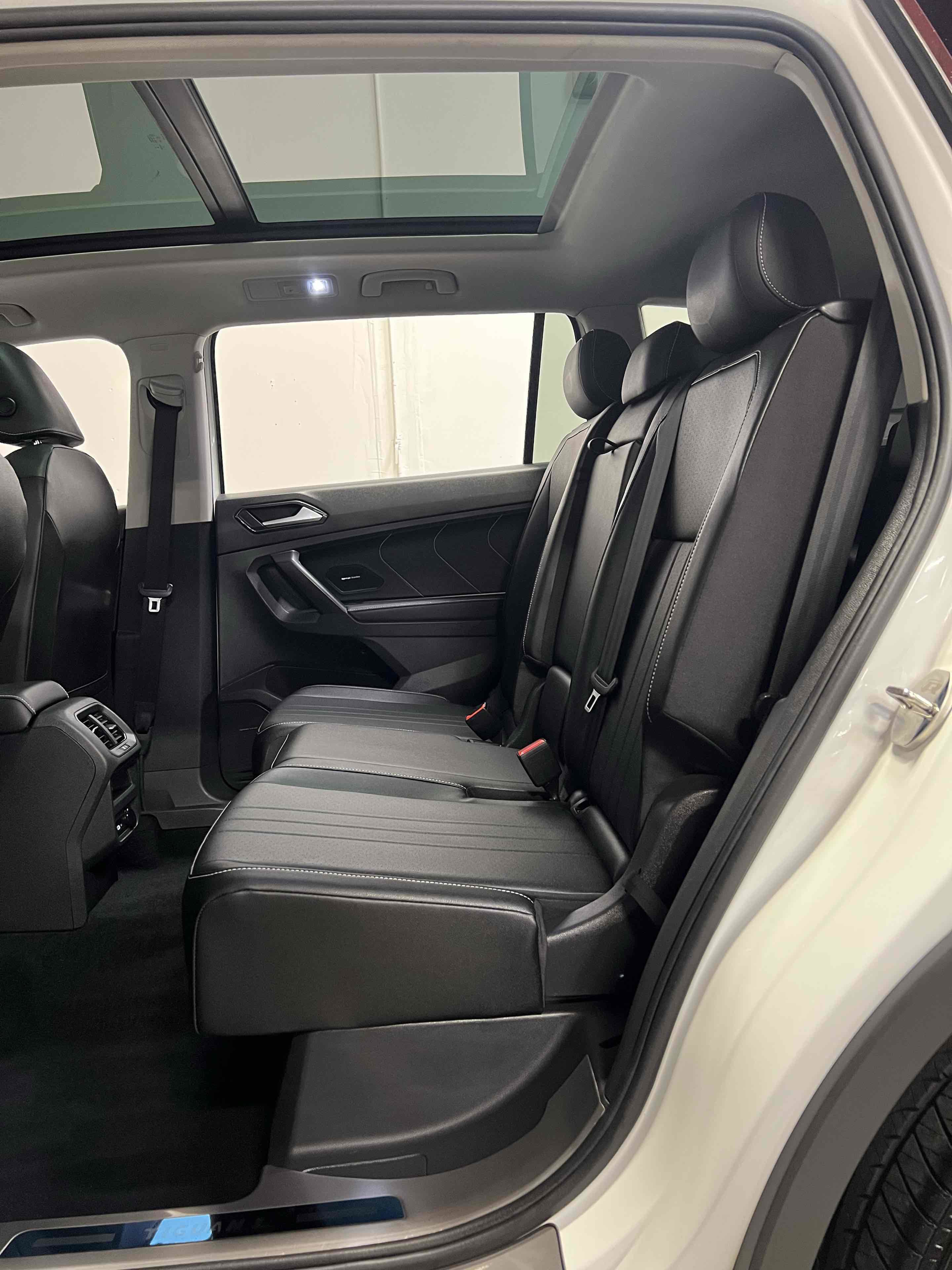 Used 2023 Volkswagen Tiguan SE w/ Panoramic Sunroof Package image 39