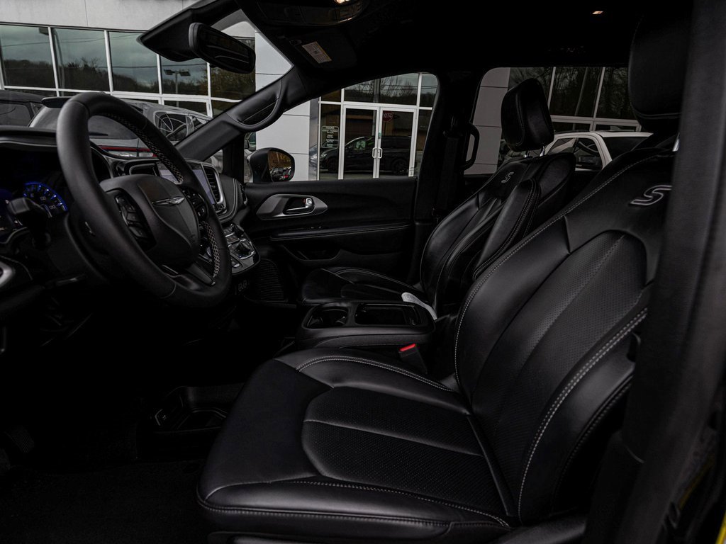 Used 2023 Chrysler Pacifica Touring-L w/ S Appearance Package image 25