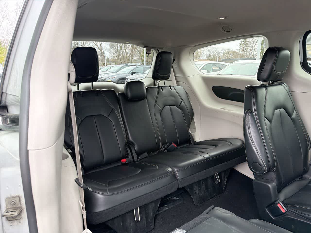 Used 2024 Chrysler Pacifica Touring-L FWD image 25