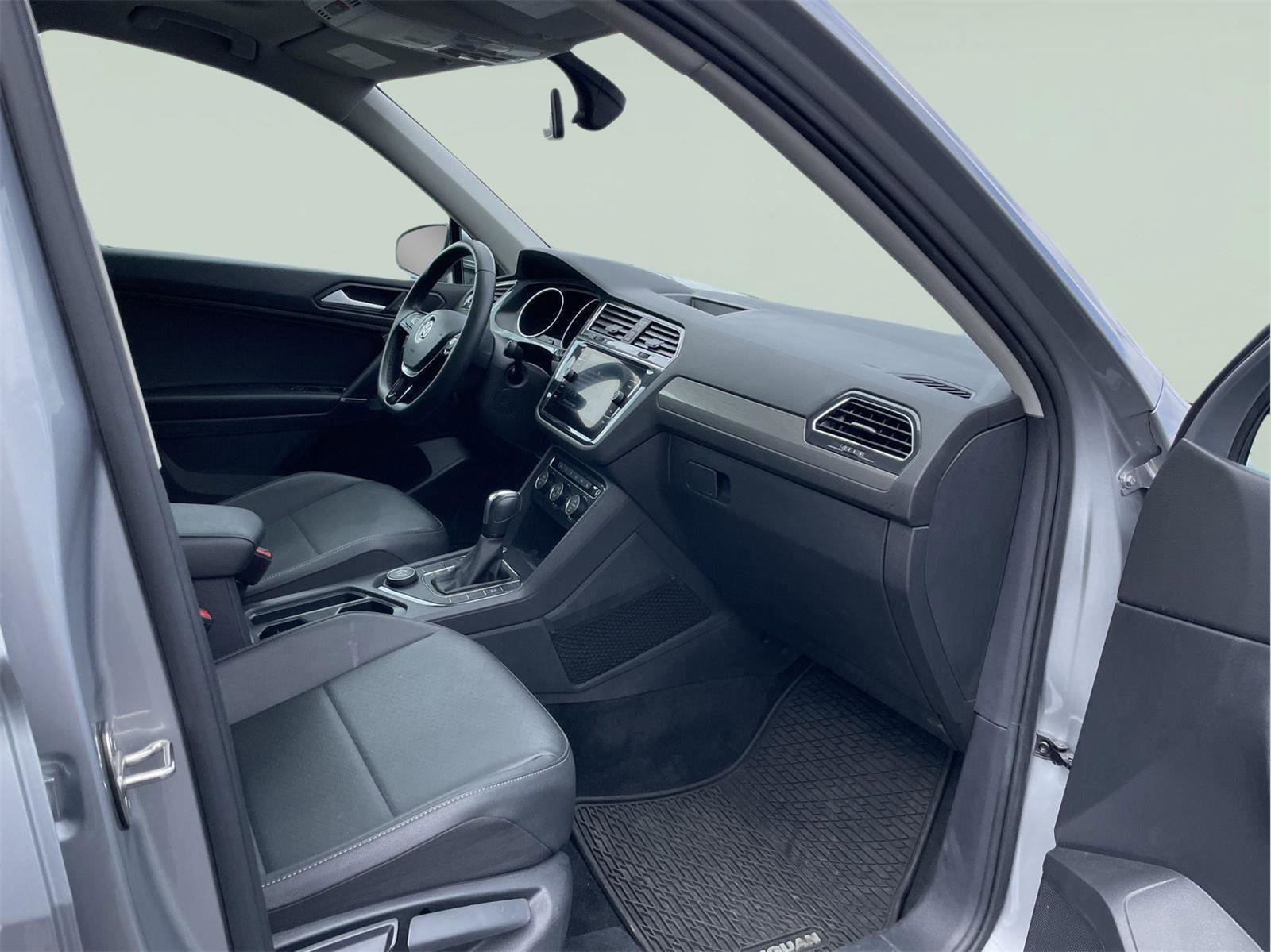 Used 2020 Volkswagen Tiguan SE w/ Panoramic Sunroof Package image 20