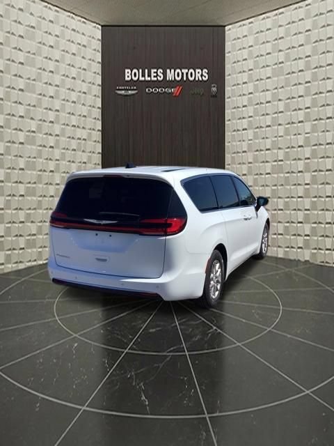 Certified 2025 Chrysler Pacifica Select FWD image 5