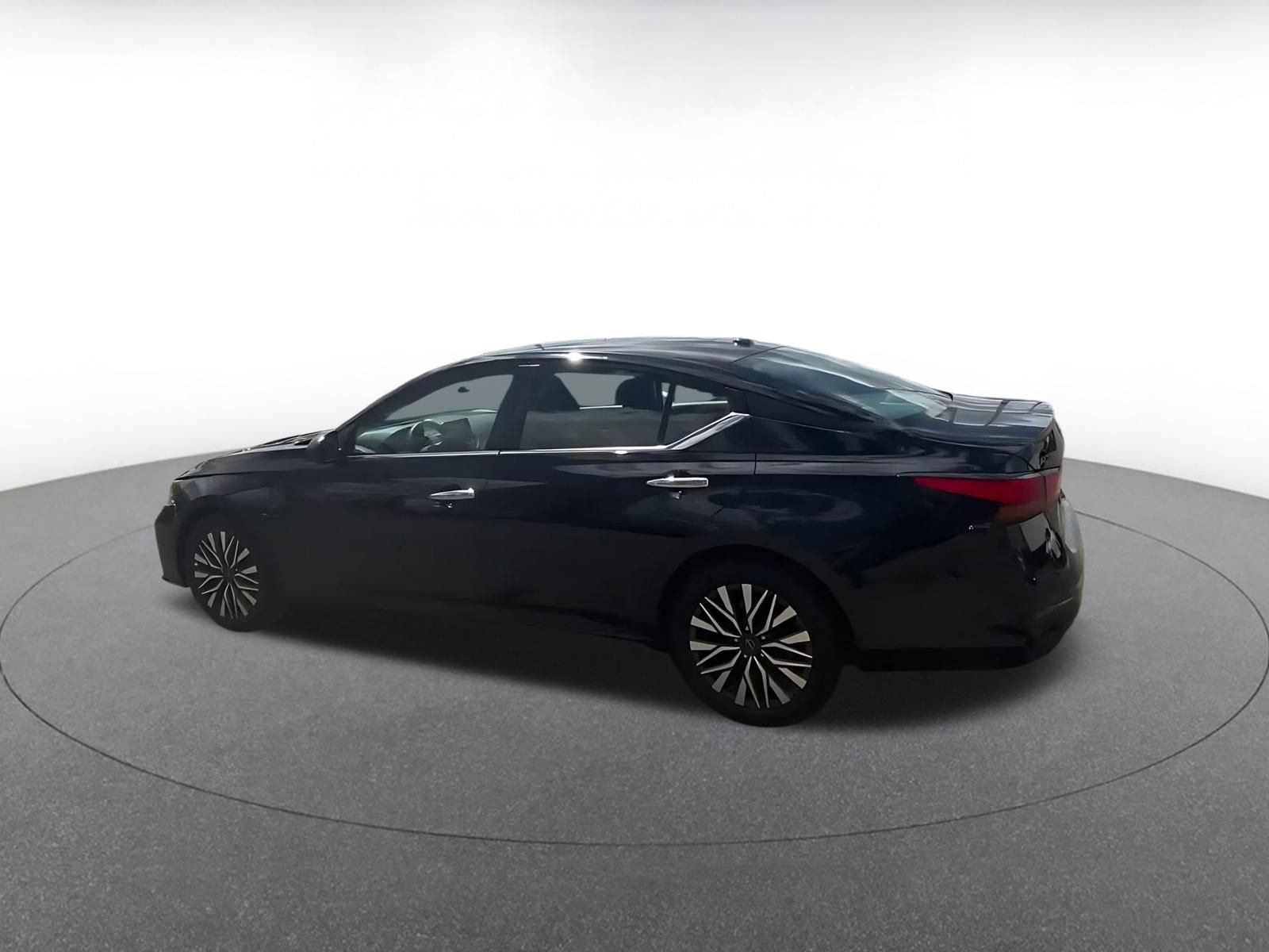 Used 2025 Nissan Altima 2.5 SV image 10