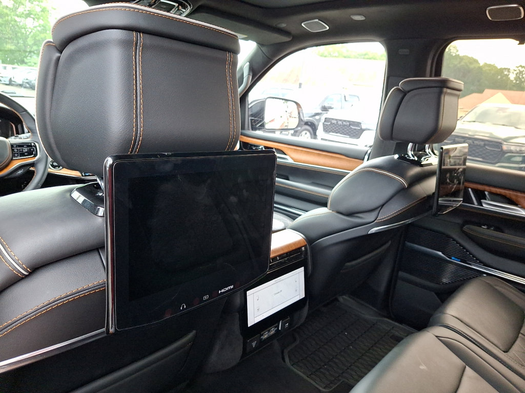 Used 2024 Jeep Grand Wagoneer Series III w/ Rear Seat Video Group 1 AWD/4WD image 21