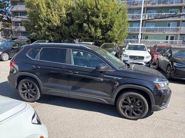 Certified 2022 Volkswagen Taos SE image 3