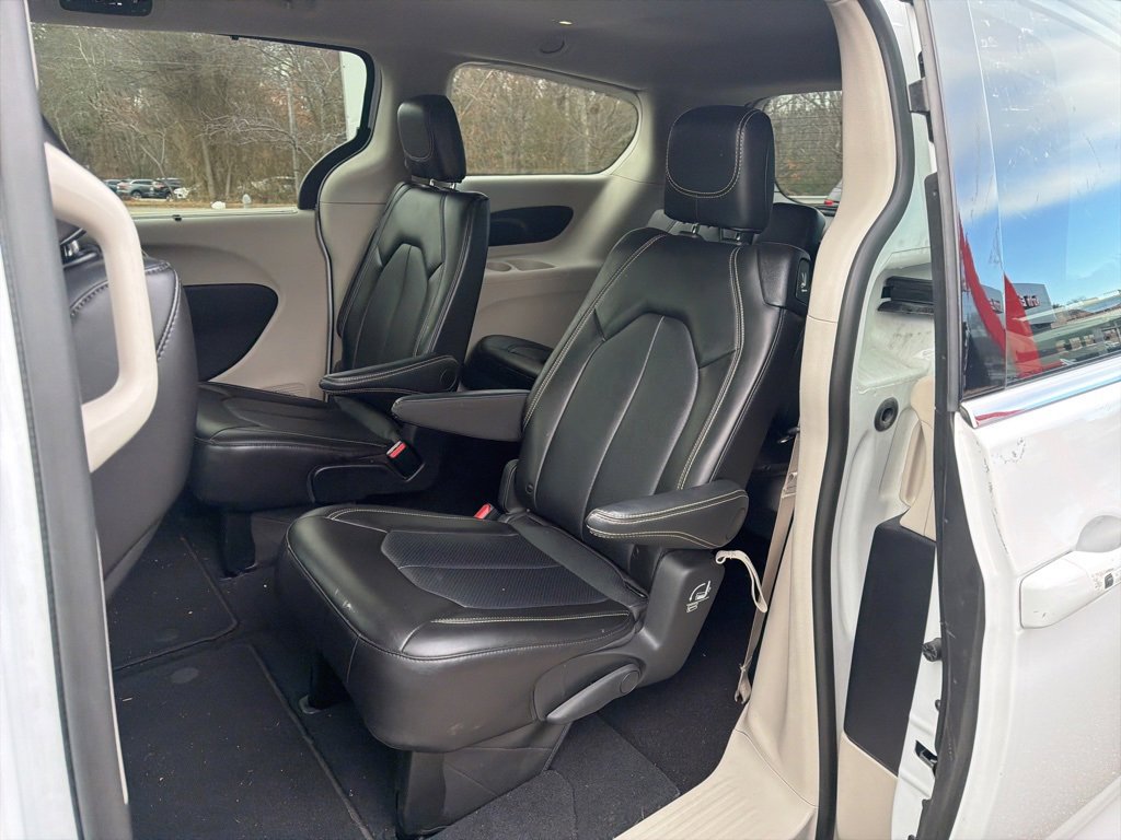 Used 2024 Chrysler Pacifica Touring-L image 10
