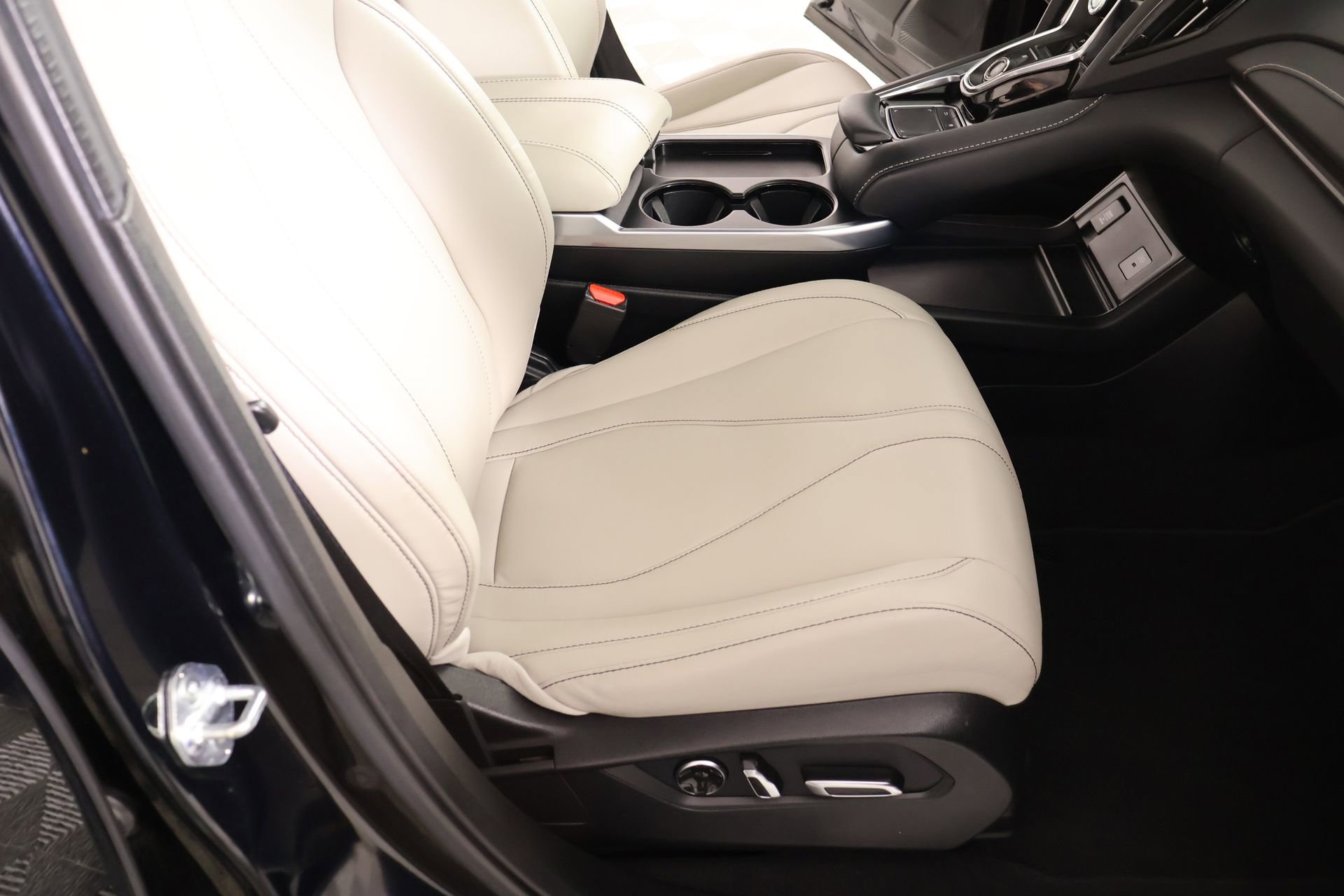 Used 2025 Acura RDX SH-AWD image 13